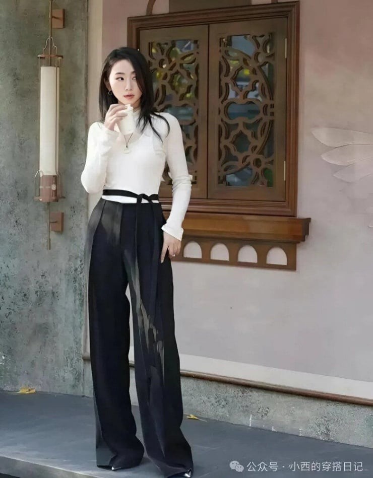 Quần ống rộng và giày mũi nhọn được xem là bộ đôi kinh điển dành cho những ai yêu thích phong cách nữ tính, thanh lịch.