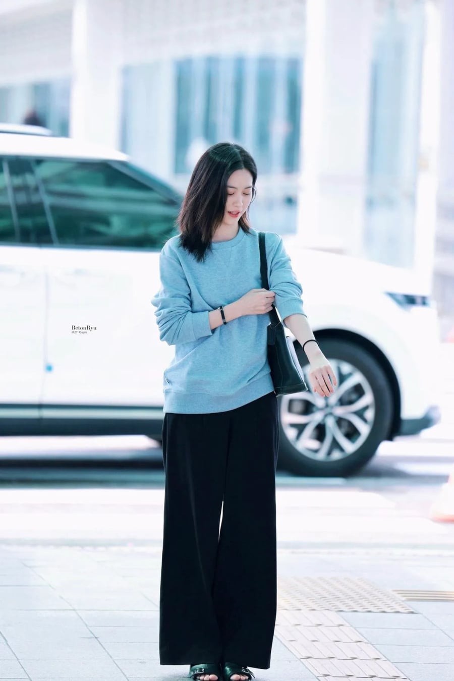  Quần ống suông, quần dệt kim hay jeans dáng rộng kết hợp cùng áo len cổ tròn hoặc áo nỉ tối giản là lựa chọn phổ biến. 