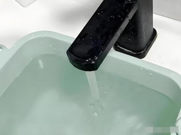  Không nên gội đầu tùy tiện, đặc biệt là vào buổi tối muộn hoặc ngay trước khi đi ngủ, bởi da đầu dễ bị nhiễm lạnh.