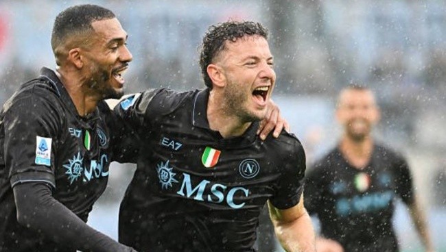 Amir Rrahmani ghi bàn cho Napoli.