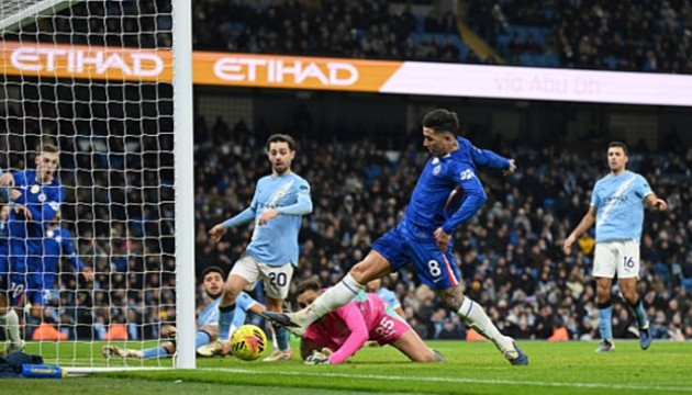 Enzo Fernandez gỡ hòa cho Chelsea ở những phút bù giờ.