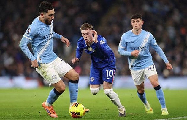 Cole Palmer mất hút khi đối mặt hàng phòng ngự của Manchester City.