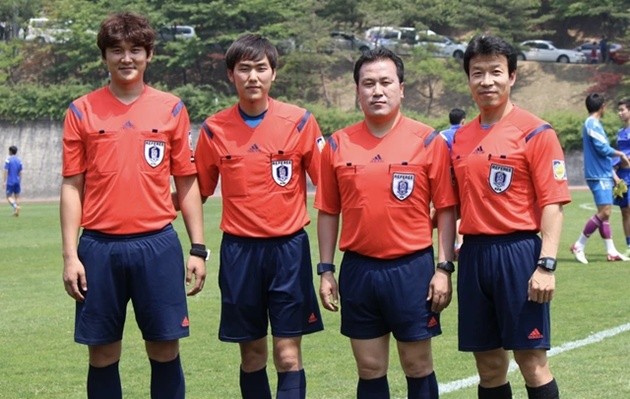 Choi Huyn-jai (thứ 2 từ trái sang) có duyên với U23 Việt Nam