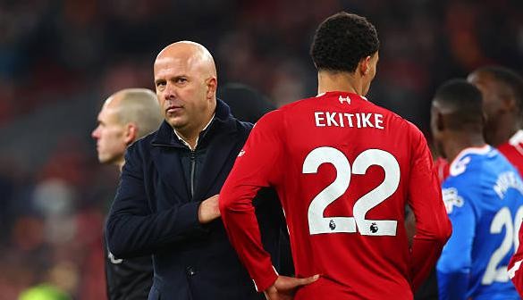 Arne Slot cập nhật tình hình của Hugo Ekitike.