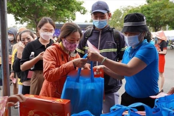 Mức quà bằng tiền mặt: 500.000 đồng/hộ đối với hộ nghèo; 300.000 đồng/hộ đối với hộ cận nghèo (hộ nghèo, hộ cận nghèo năm 2026 được cấp có thẩm quyền công nhận).

