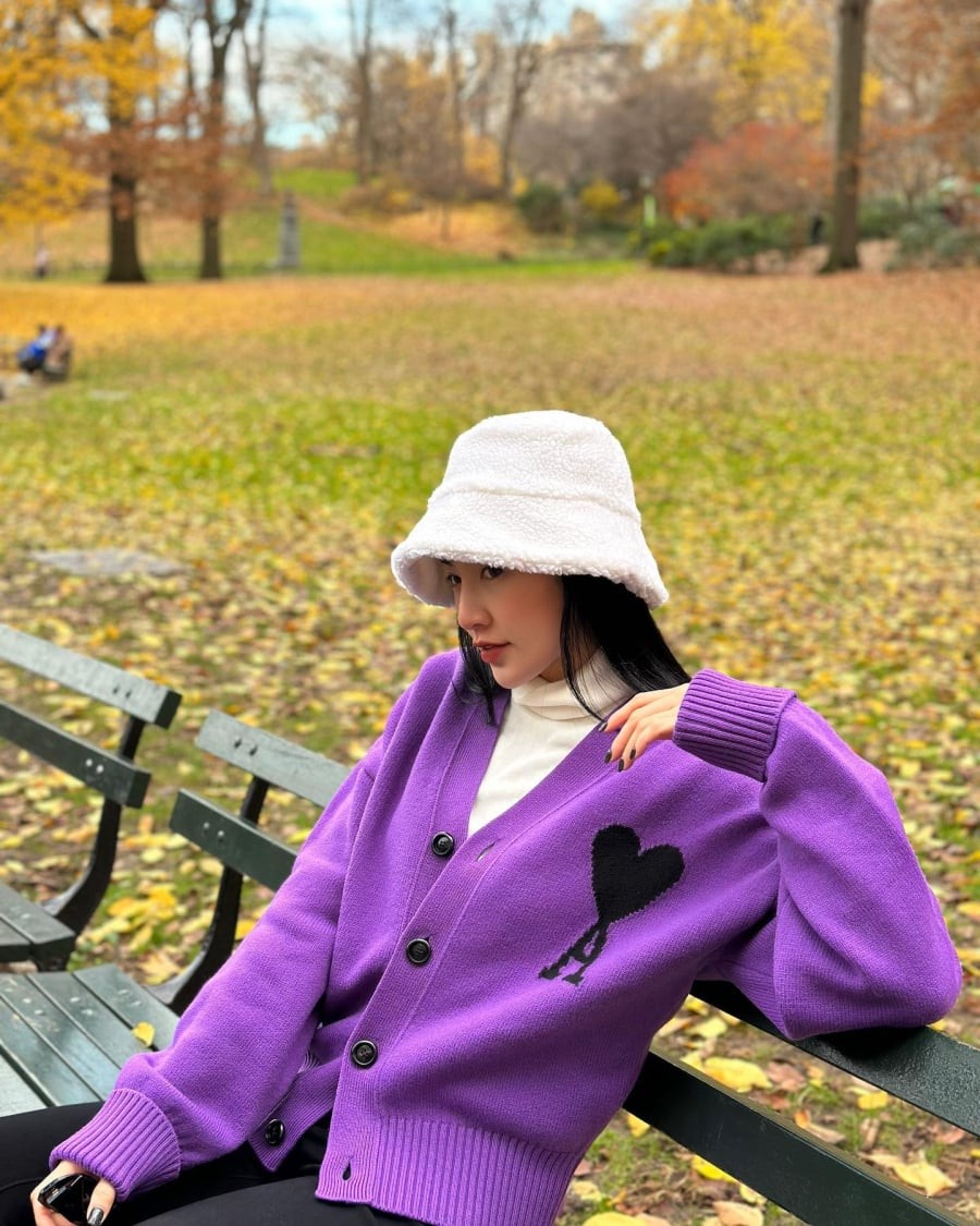 Các thiết kế dáng ngắn hoặc dài vừa hông, gam màu trung tính hay pastel nhẹ thường được kết hợp cùng váy lụa, váy midi hoặc quần ống suông. 