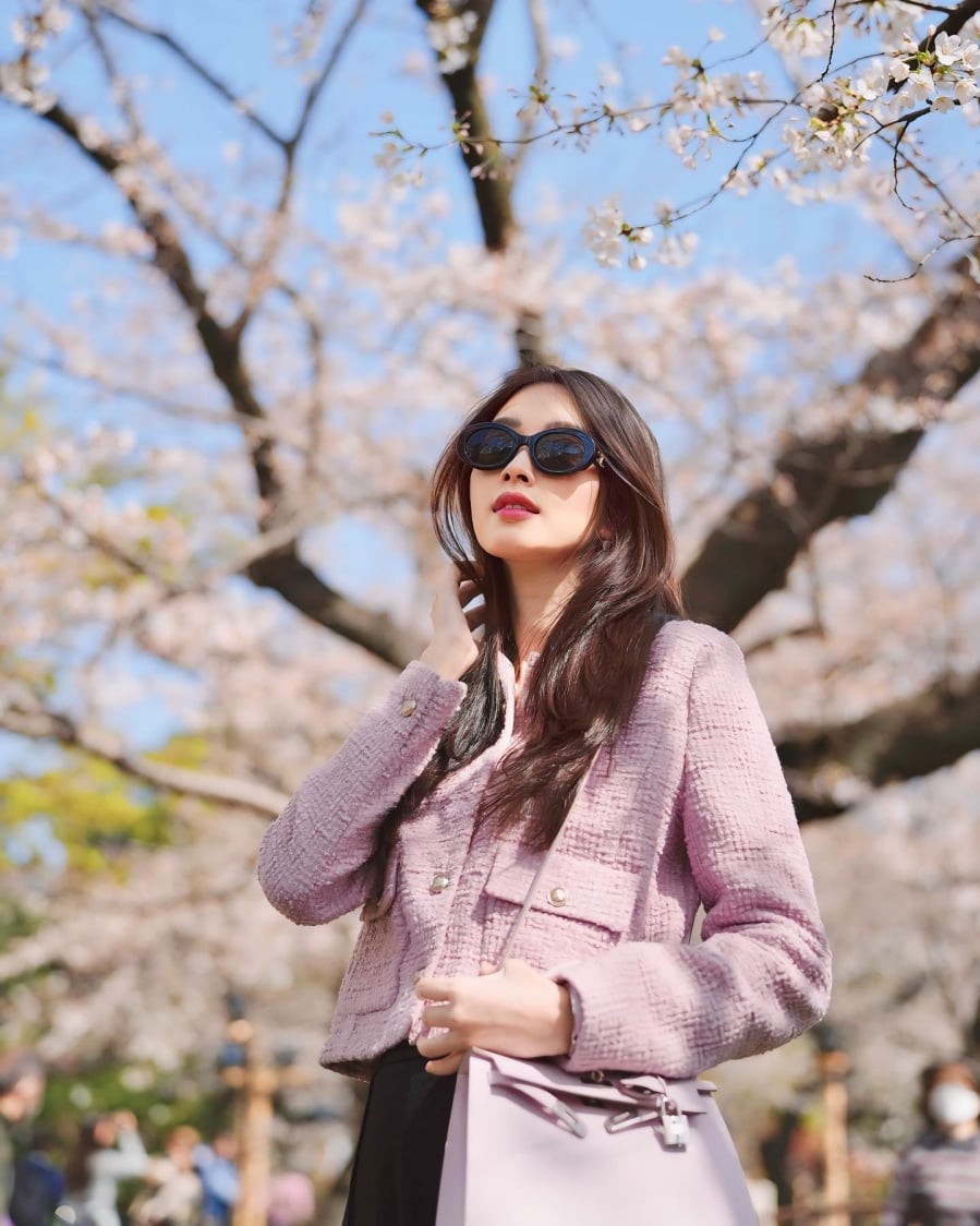 Mang đến hình ảnh trẻ trung và linh hoạt hơn, áo khoác dạ ngắn thường được lựa chọn cho các hoạt động thường ngày như dạo phố hay gặp gỡ bạn bè.