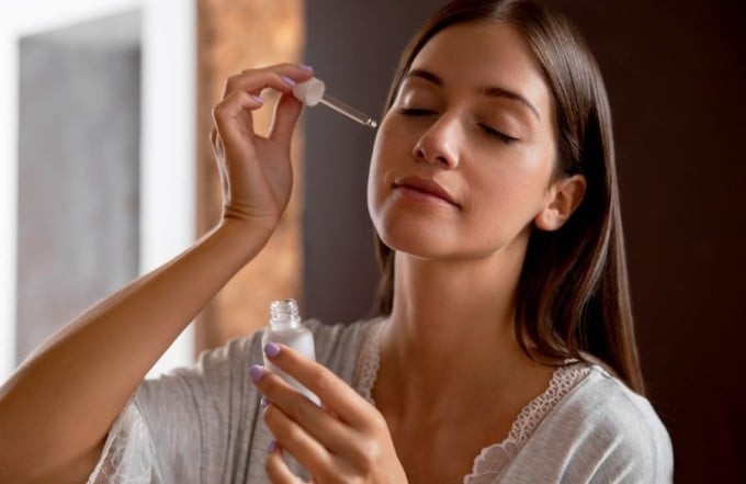 Gốc tự do hình thành do tác động của tia UV, khói bụi và ô nhiễm môi trường có thể tấn công collagen và elastin, khiến cấu trúc da suy yếu nhanh chóng.