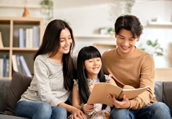 Việc thường xuyên bàn tán chuyện riêng tư của người khác trước mặt con dễ khiến trẻ hình thành thói quen phán xét, nghi ngờ và sao nhãng những giá trị tích cực.