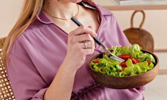 Sau rau, hãy bổ sung protein từ thịt, cá hoặc trứng.