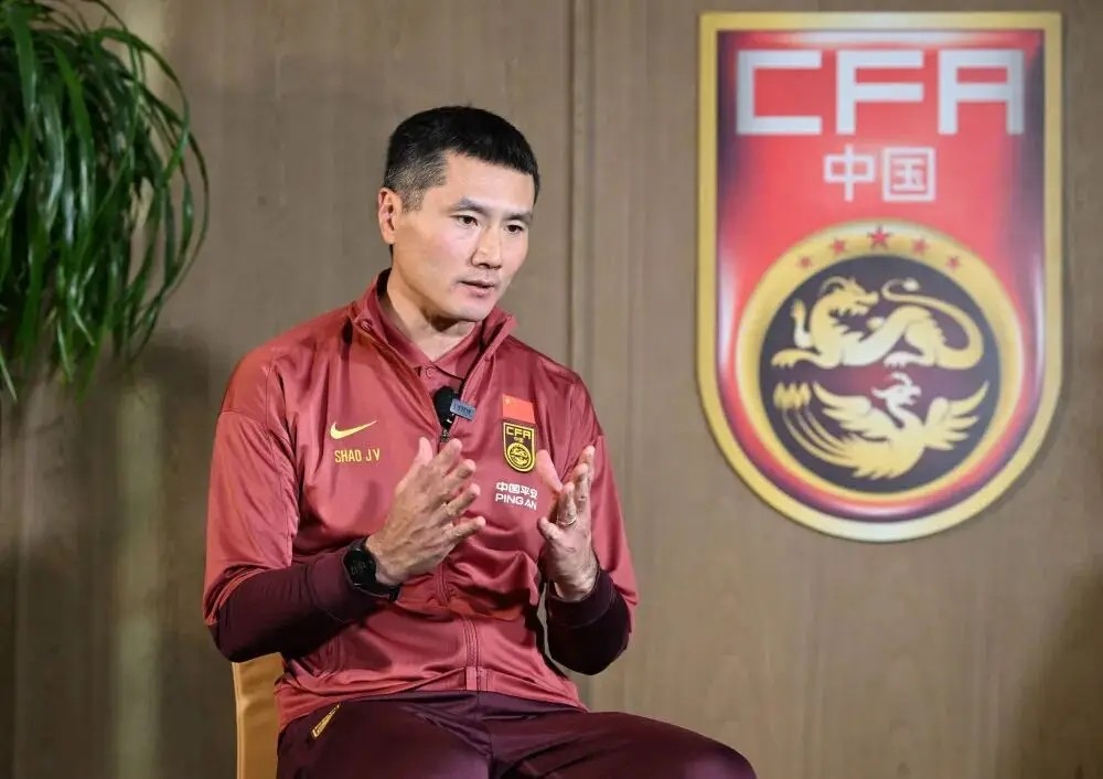 HLV trưởng đội tuyển Trung Quốc, Shao Jiayi.