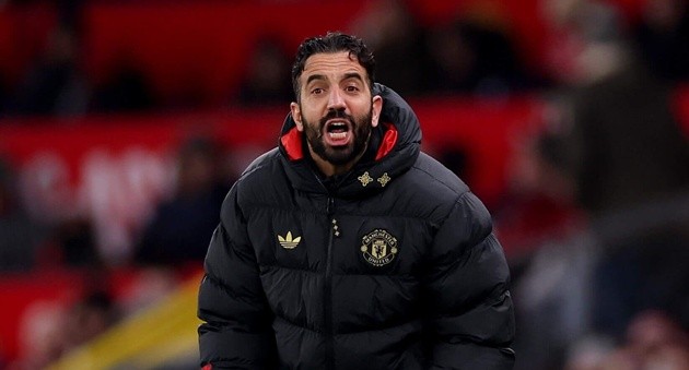 Cân nhắc với sơ đồ 3 trung vệ khiến Amorim bật bãi khỏi Man Utd