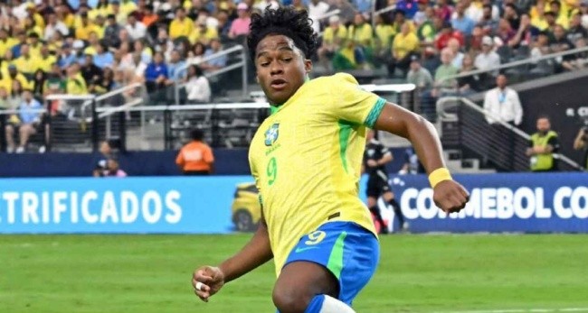 Endrick trong màu áo Brazil.