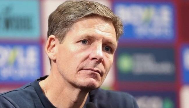 Oliver Glasner cần phải quản lý tốt phòng thay đồ nếu đặt chân đến Old Trafford.