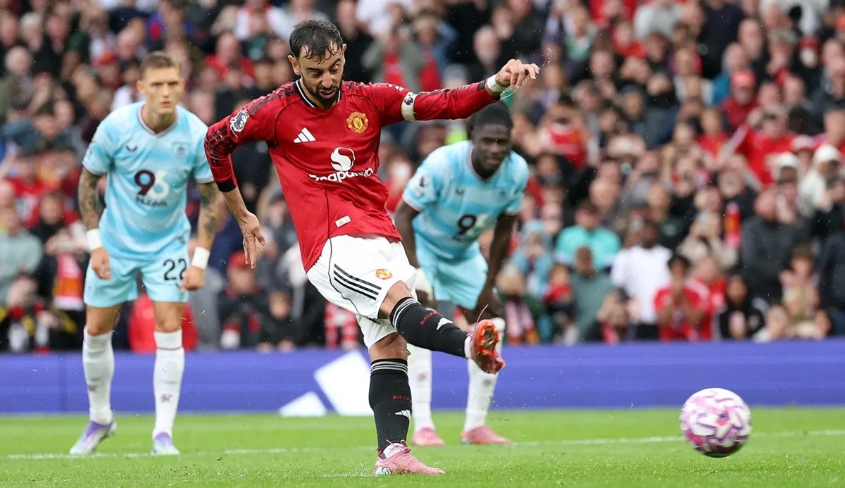 Bruno Fernandes là hung thần của Burnley.