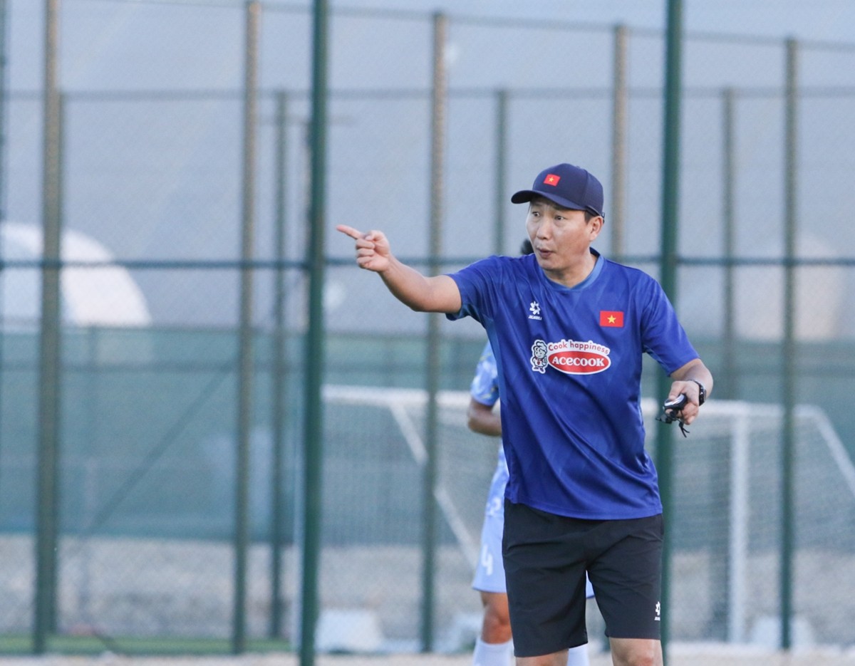 HLV Kim Sang Sik gây bất ngờ ở đội hình xuất phát trước U23 Jordan. Ảnh: VFF.