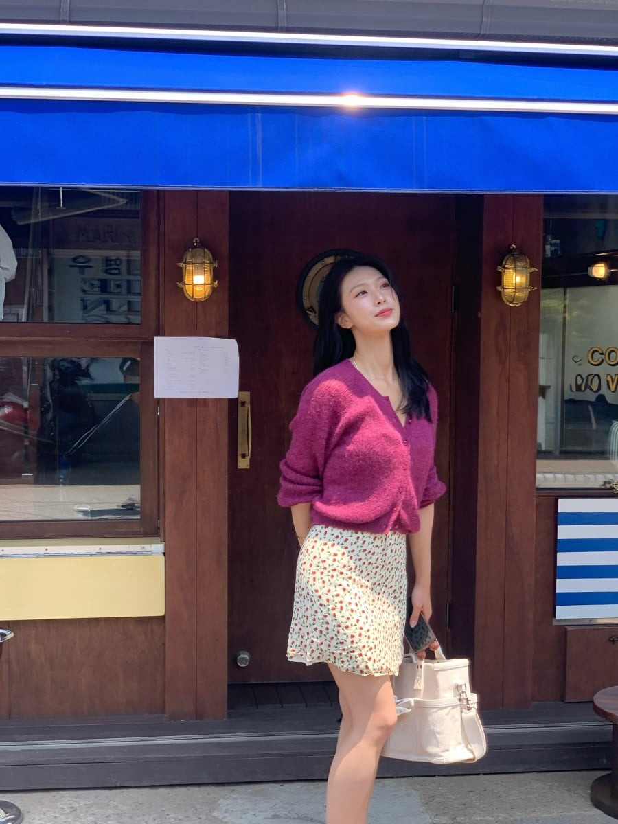  Cardigan được yêu thích nhờ khả năng kết hợp linh hoạt, có thể khoác ngoài áo thun, sơ mi, váy liền hoặc những thiết kế mỏng nhẹ khác.