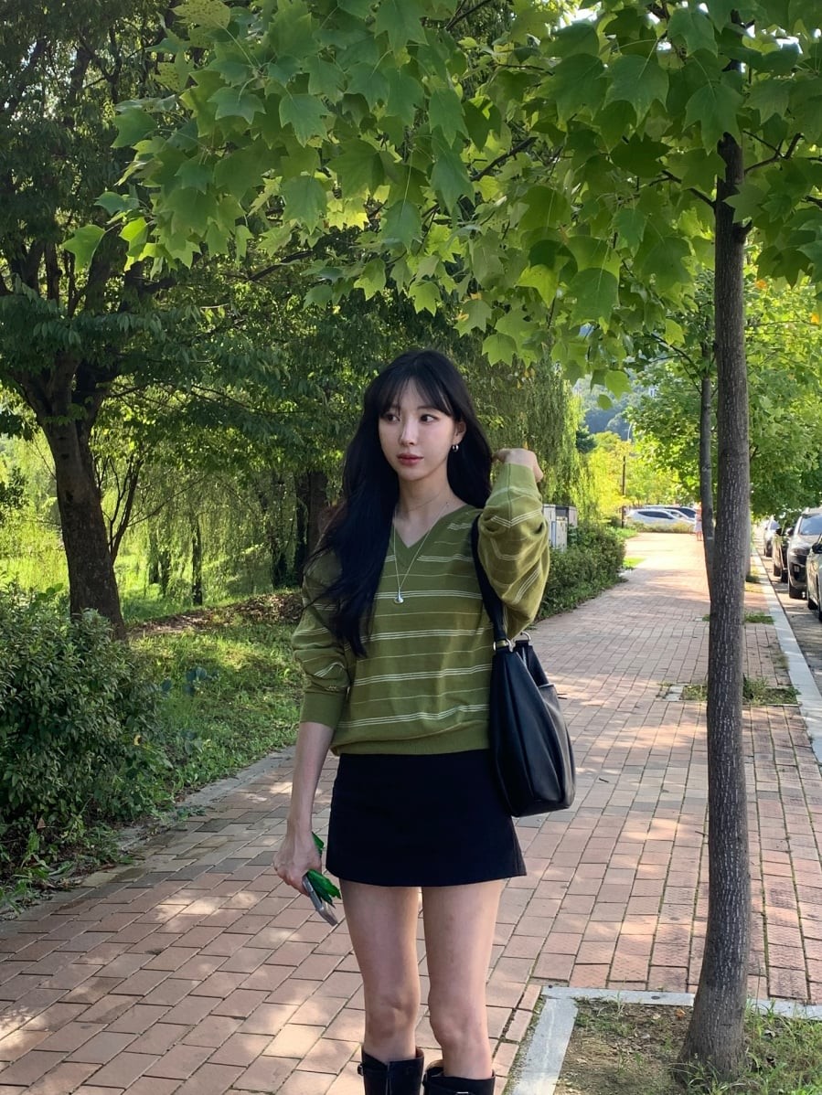 Họa tiết kẻ mang lại cảm giác trẻ trung, tươi mới nhưng không quá phô trương, phù hợp với nhiều phong cách khác nhau.