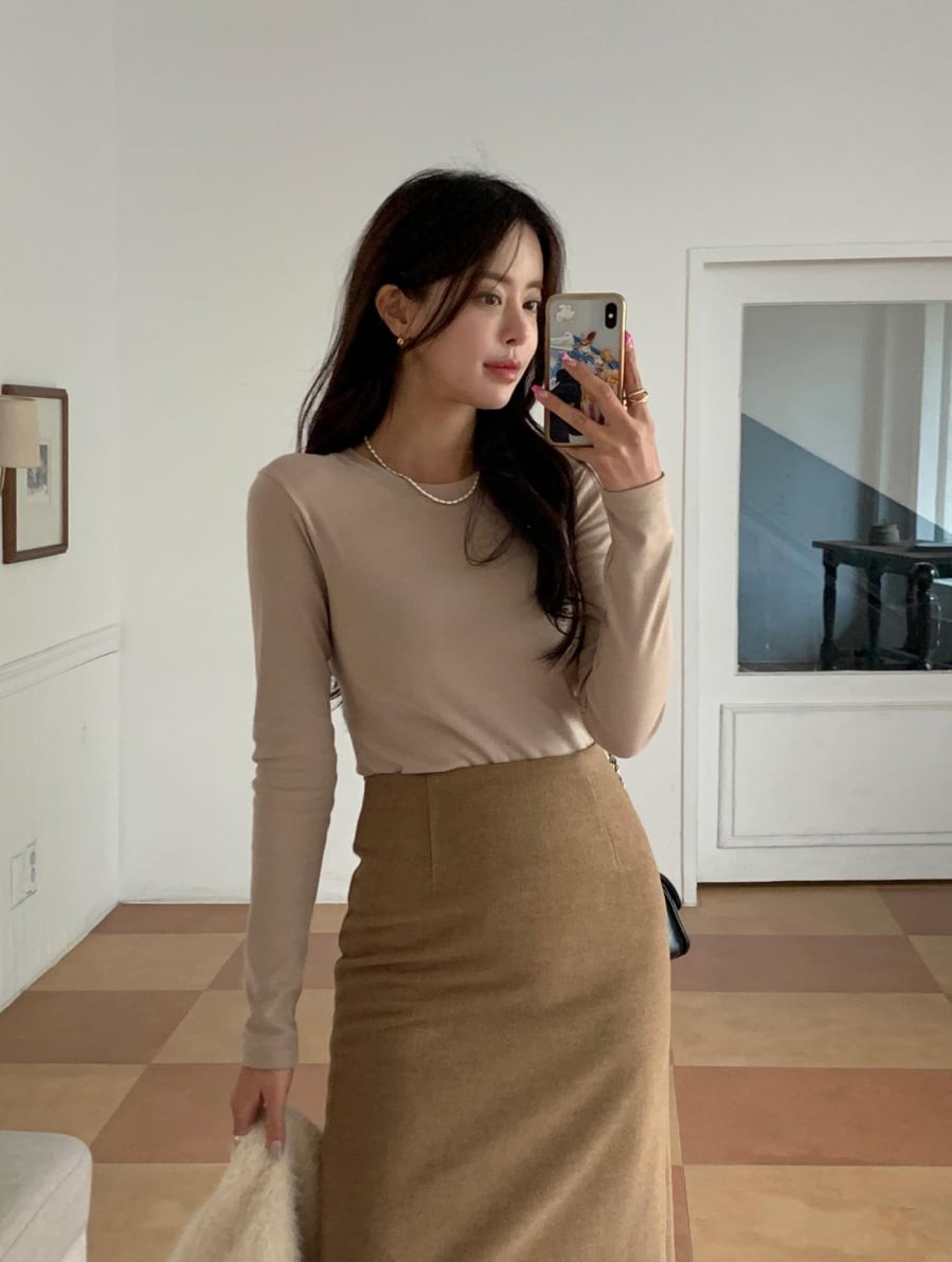 Áo thun dài tay là lựa chọn đơn giản nhưng hiệu quả cho thời tiết giao mùa. Chất liệu cotton mềm mại, co giãn tốt giúp người mặc cảm thấy thoải mái suốt cả ngày.

