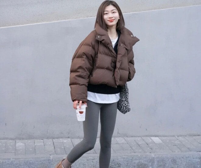 Với phụ nữ trung niên, kiểu quần này còn dễ làm vóc dáng trông nặng nề hơn, khiến tổng thể trang phục thiếu sự trang nhã và trở nên lỗi thời so với xu hướng hiện nay.