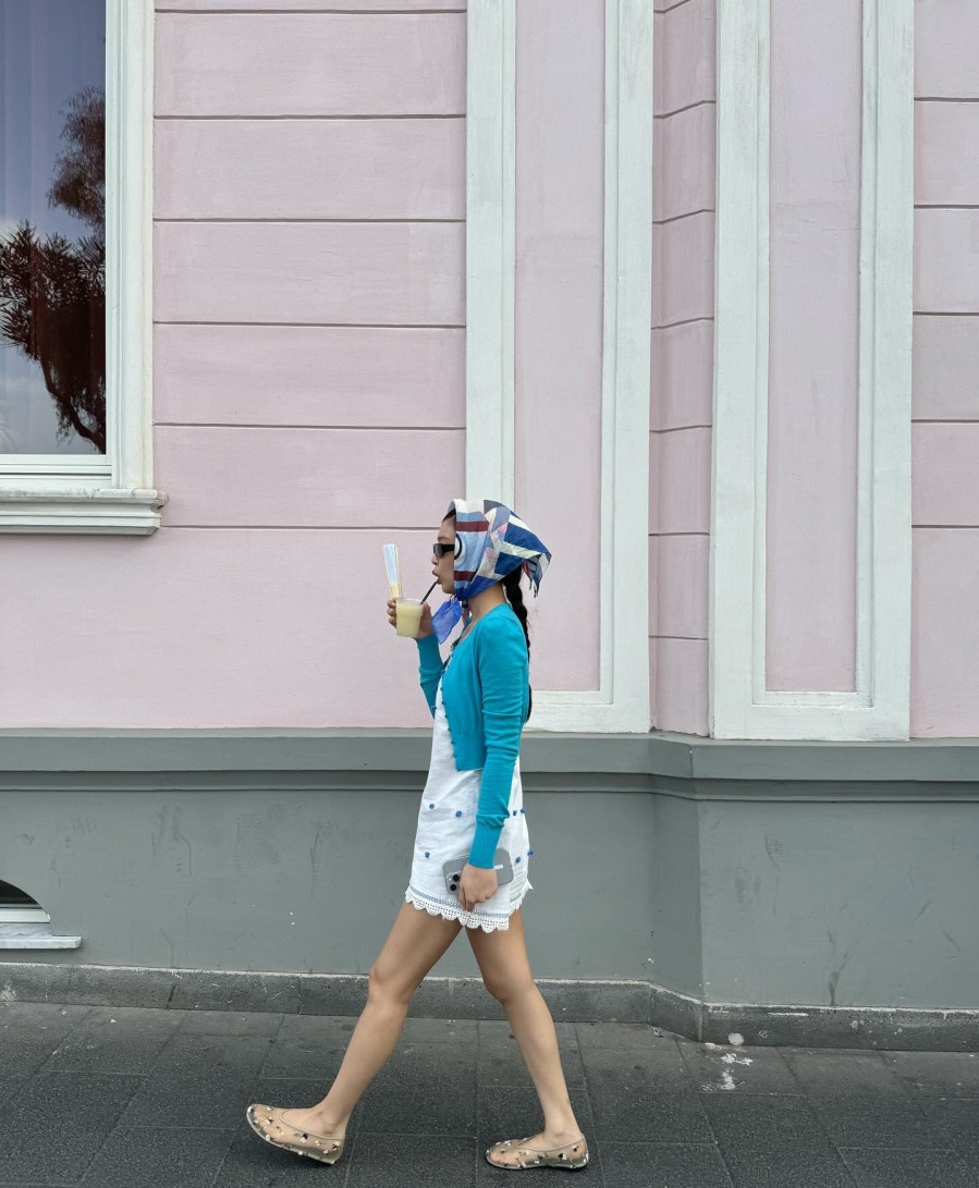 Váy liền dáng ngắn là lựa chọn lý tưởng cho những ngày muốn mặc nhanh gọn nhưng vẫn đảm bảo hiệu ứng tôn dáng.