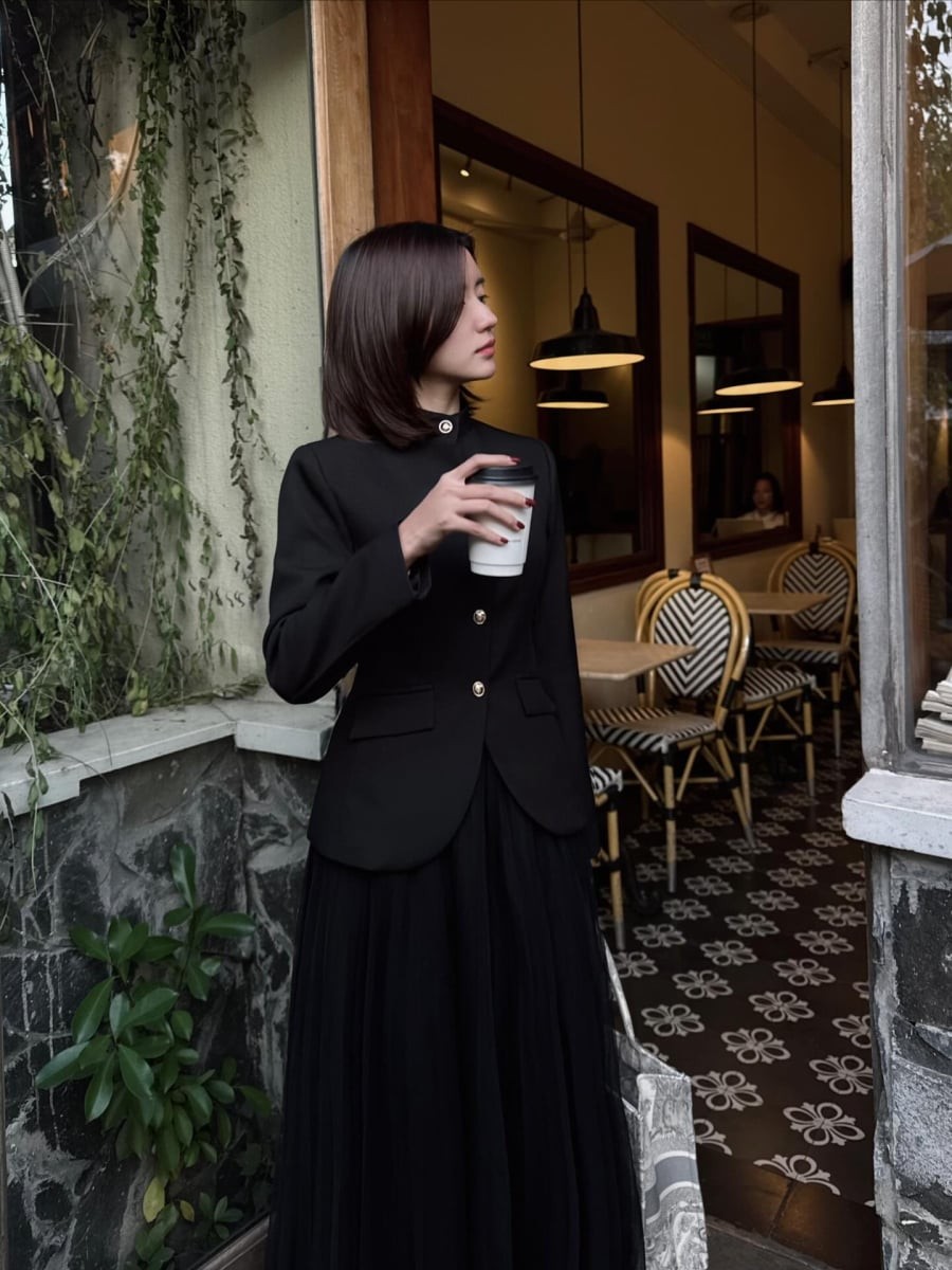  Chi tiết nhấn eo nhẹ giúp vóc dáng trông thanh thoát và cân đối hơn, phù hợp cho cả môi trường công sở lẫn những buổi cà phê mang tính gặp gỡ.