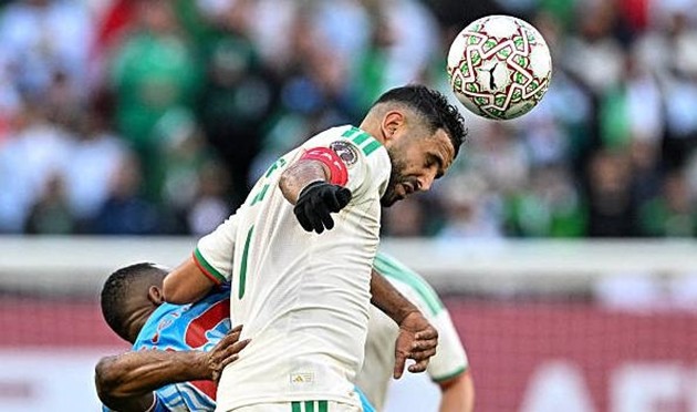 Riyad Mahrez và các đồng đội nhọc nhằn giành vé vào tứ kết AFCON.