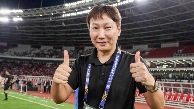 HLV Kim mát tay với bóng đá trẻ Việt Nam.