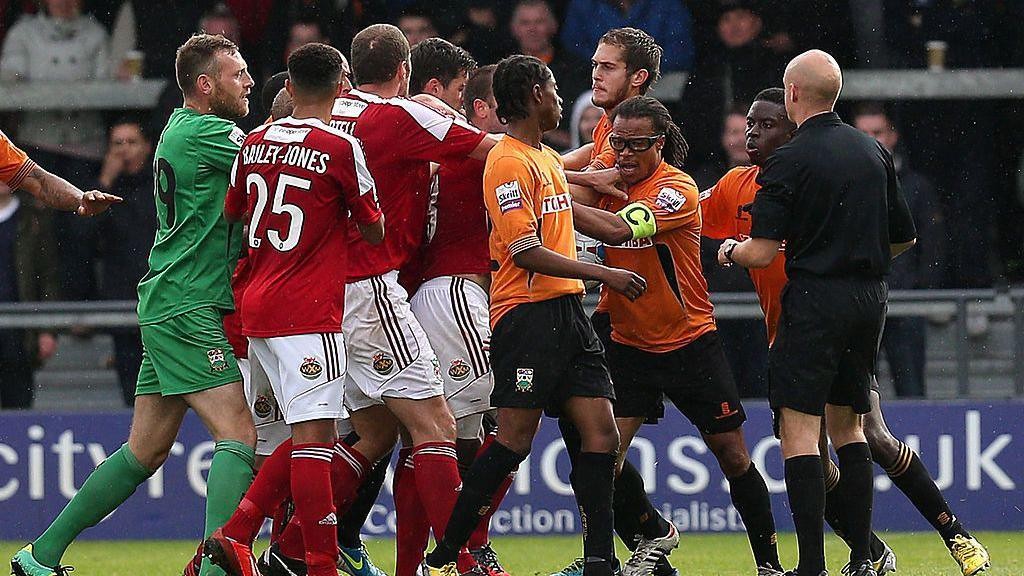 Ông liên tục dính vào những cuộc ẩu đả và thẻ phạt