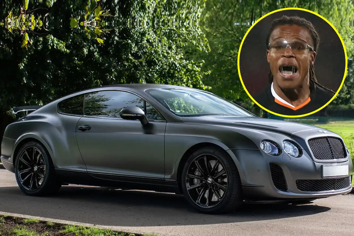 Huyền thoại người Hà Lan ngồi trong chiếc xe sang để quan sát đội bóng tập luyện