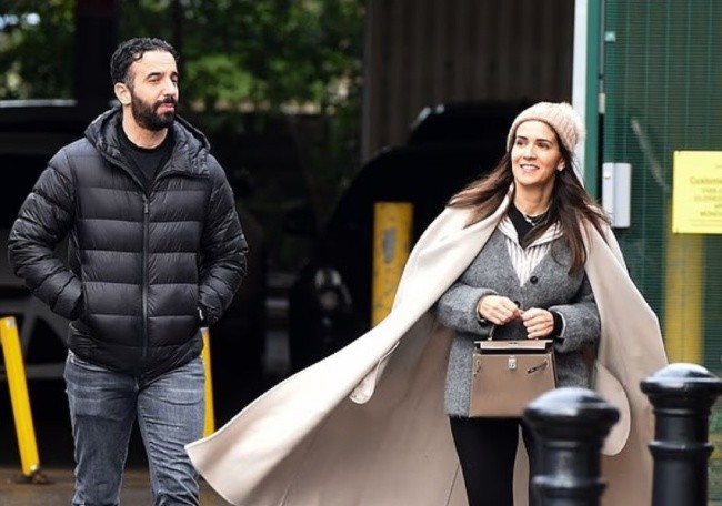 Amorim và vợi rời biệt thự xa hoa.