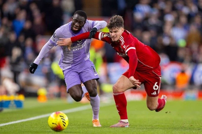  Yankuba Minteh ở trận đấu với Liverpool.