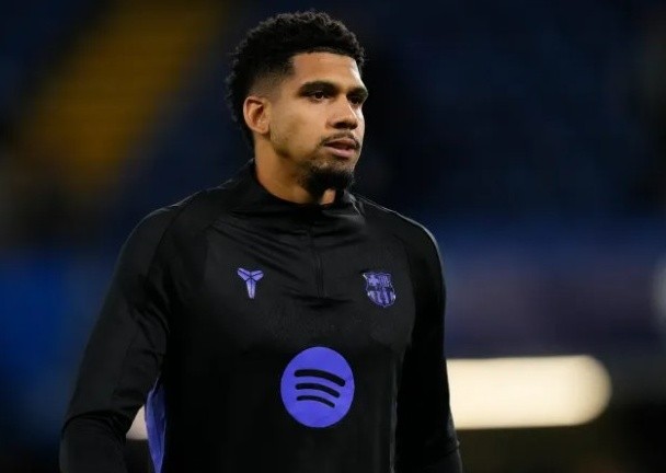 Ronald Araujo trong màu áo Barcelona.