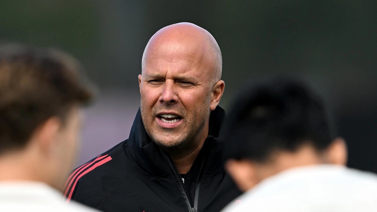 HLV Arne Slot giữ thái độ thận trọng xung quanh thương vụ Marc Guehi.