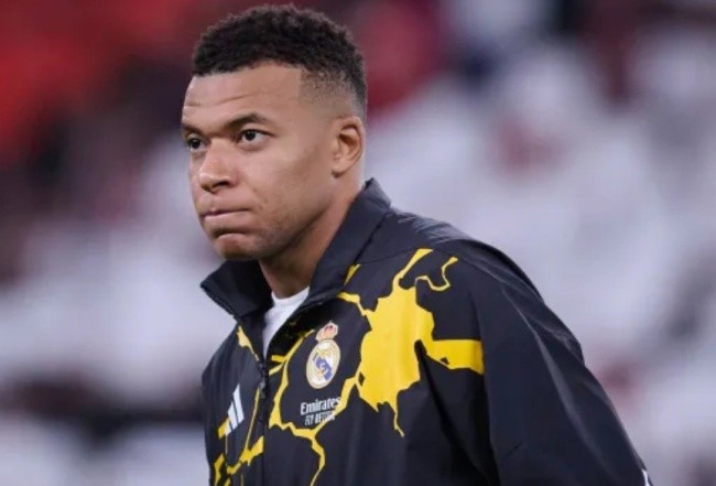 Mbappe ngồi ngoài bởi chấn thương.