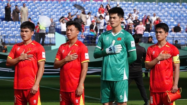 Trần Trung Kiên là người cao nhất bên phía U23 Việt Nam.