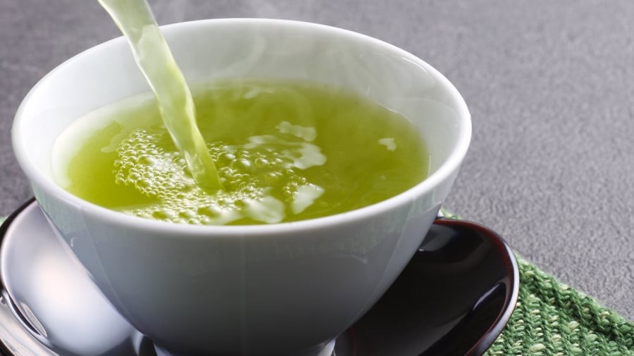 Trà xanh là một trong những loại đồ uống mang lại nhiều lợi ích cho sức khỏe, trong đó có việc hỗ trợ giảm cholesterol trong máu.