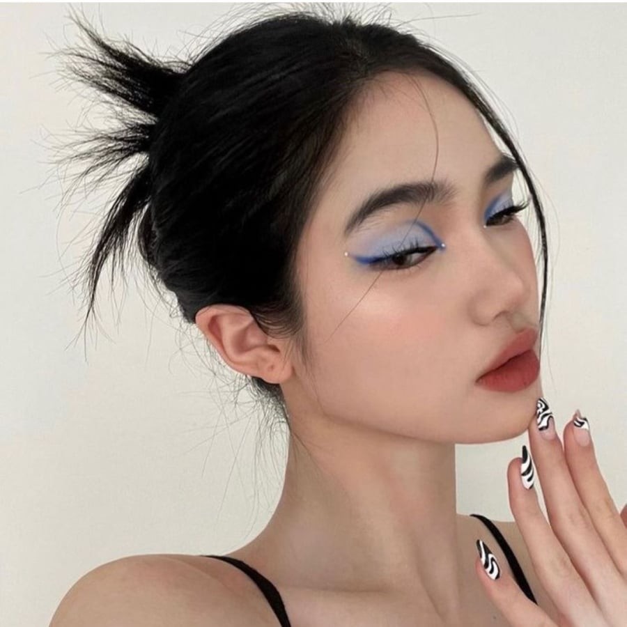 Che quầng thâm là bước không thể thiếu khi trang điểm dự tiệc, nhất là trong những dịp phải thức khuya. 