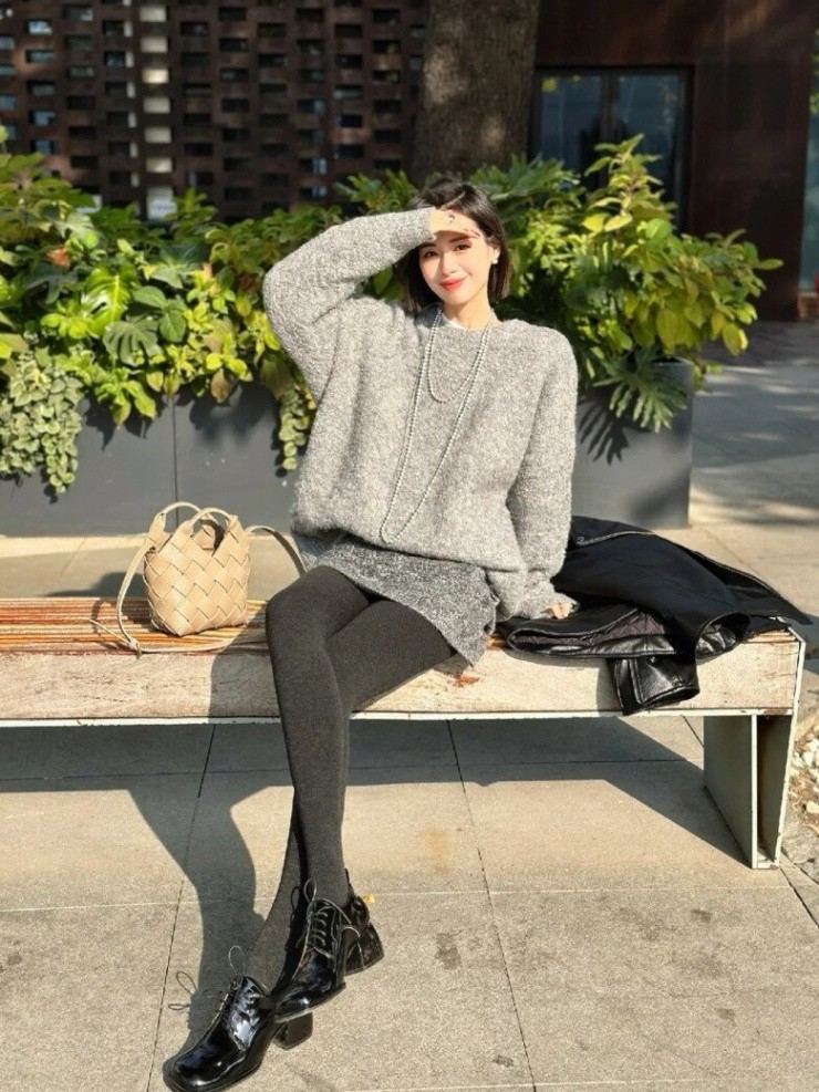 Quần tất đen là lựa chọn kinh điển khi đi cùng váy ngắn, giúp tổng thể trông gọn gàng và thanh lịch hơn.