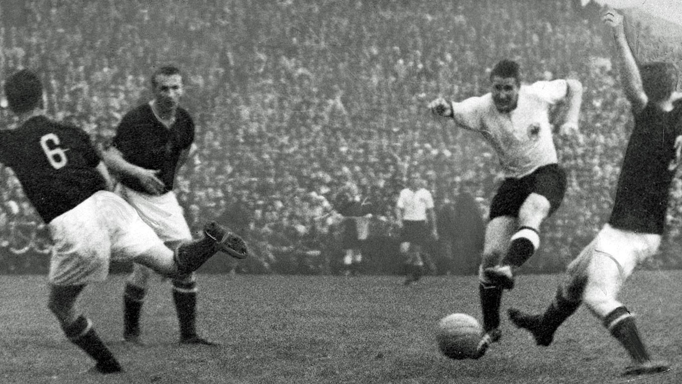 Huyền thoại bóng đá Đức Helmut Rahn (16-8-1929, 14-8-2003)... người ghi bàn thắng quyết định trong trận chung kết World Cup 1954.