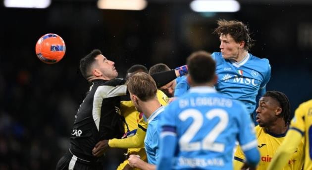 Napoli nhọc nhằn chia điểm với Verona.