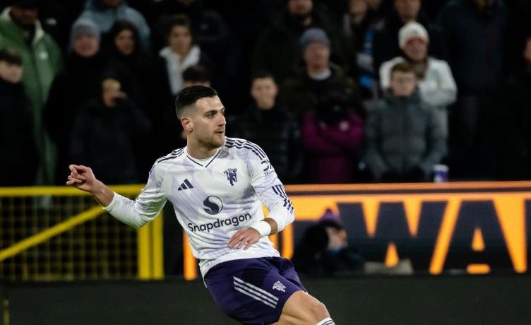 Diogo Dalot – 6.3: Mất tập trung dẫn đến bàn mở tỷ số của Burnley. Còn lại, cầu thủ người Bồ Đào Nha thi đấu tròn vai.