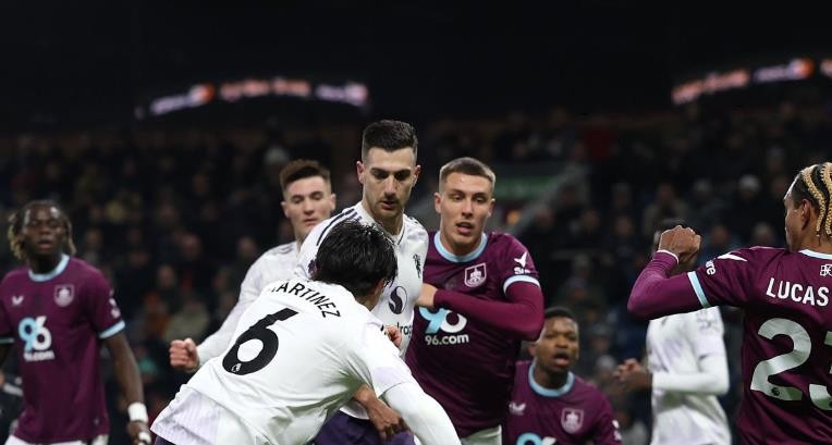 Lisandro Martinez – 6.1: Nỗ lực tịnh tiến bóng lên phía trên và chơi ngày càng hay khi trận đấu trôi về những phút cuối. Tuy nhiên, Martinez làm không quá tốt ở nhiệm vụ phòng ngự.