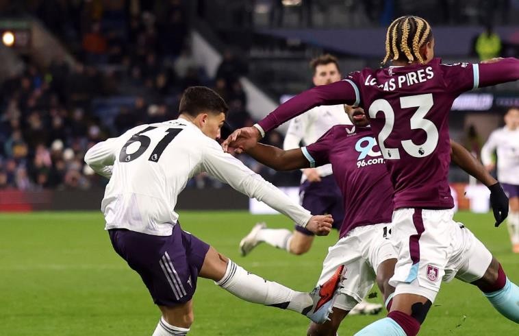 Cầu thủ dự bị: Shea Lacey – 7: Suýt chút nữa làm nên lịch sử với cú sút trúng cột dọc ngay khi vừa vào sân. Thể hiện năng lượng và sự sáng tạo đáng khen.