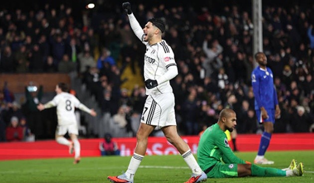 Raul Jimenez tận dụng sự thiếu quyết liệt của hàng thủ Chelsea để ghi bàn