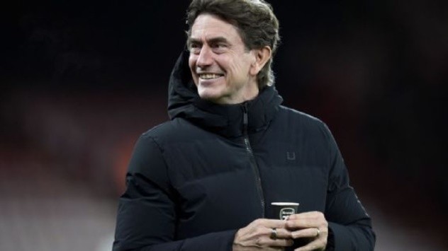 Frank gây chú ý với chiếc cốc có logo Arsenal.