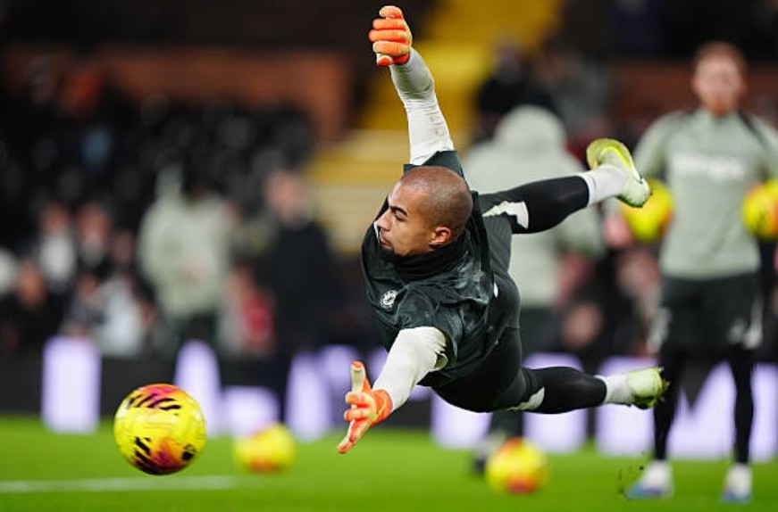 Robert Sanchez (6.3 điểm): Thủ thành người Tây Ban Nha đã có một ngày thi đấu vất vả. Anh thực hiện một số pha cứu thua xuất sắc để từ chối các cơ hội mười mươi của Jimenez. Tuy nhiên, ở bàn thua quyết định, pha đấm bóng không quyết đoán của anh sau quả tạt của Smith Rowe đã tạo điều kiện cho Wilson dứt điểm vào lưới trống. Một màn trình diễn ổn nhưng bị lu mờ bởi lỗi hệ thống của hàng thủ.