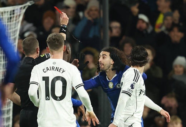 Marc Cucurella (4.8 điểm): Một màn trình diễn thảm họa của hậu vệ người Tây Ban Nha. Pha kéo người thô bạo với Harry Wilson khi đối phương đang có cơ hội đối mặt là minh chứng cho sự thiếu tỉnh táo. Tấm thẻ đỏ trực tiếp của anh đã thay đổi hoàn toàn cục diện trận đấu, đẩy các đồng đội vào thế chống đỡ cực kỳ vất vả trong hơn 60 phút còn lại. Đây là nhát dao chí mạng khiến Chelsea trắng tay.