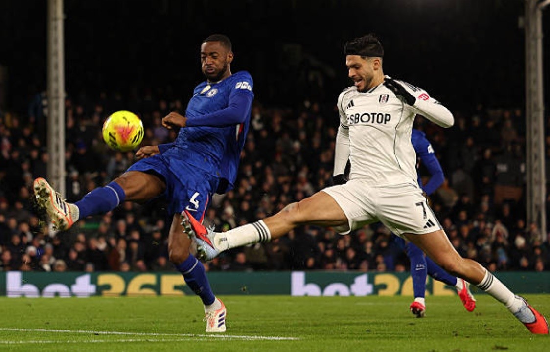 Tosin Adarabioyo (5.7 điểm): Trong ngày trở lại mái nhà xưa, Tosin liên tục phải nhận những tiếng la ó từ phía khán giả. Anh là người thi đấu điềm tĩnh nhất ở hàng hậu vệ Chelsea, nhưng lại phải nhận thẻ vàng vì lỗi phản ứng sau tình huống thẻ đỏ của Cucurella. Việc thiếu sự kết nối với Chalobah trong hiệp hai đã khiến khung thành của Sanchez luôn đặt trong tình trạng báo động.