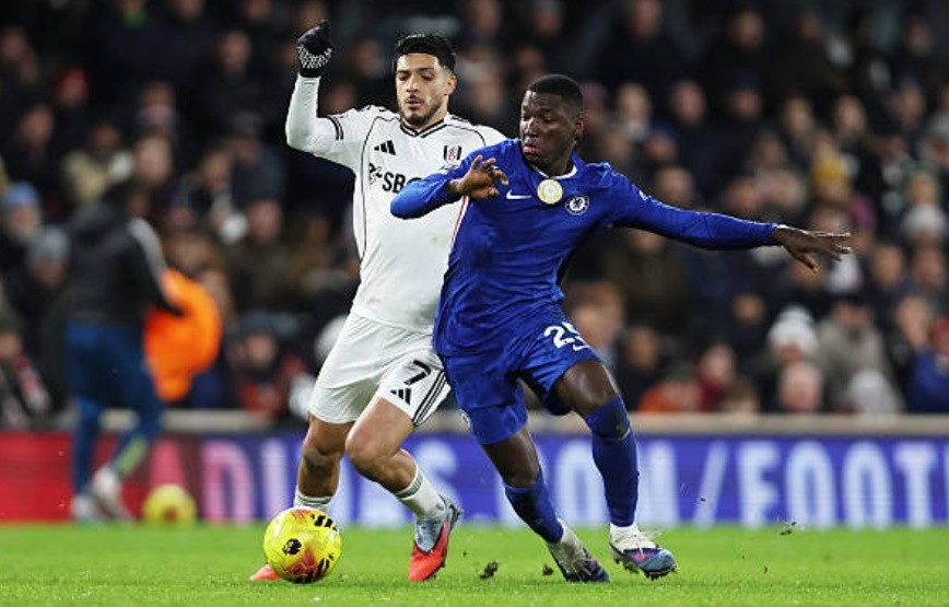 Moises Caicedo (6.4 điểm): Tiền vệ người Ecuador dường như quá chú tâm vào các tình huống tranh chấp nóng nảy hơn là tập trung điều tiết lối chơi. Anh đánh mất sự điềm tĩnh thường thấy khi liên tục bị cuốn vào những pha va chạm với các tiền vệ đối phương. Sau khi đội nhà mất người, Caicedo buộc phải lùi sâu phòng ngự và không thể cung cấp sự sáng tạo cần thiết cho tuyến trên.